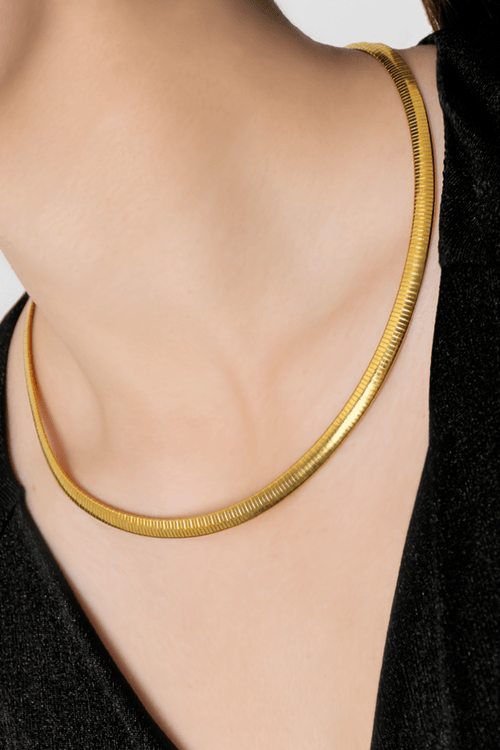 COLLAR RÍGIDO CON TEXTURA