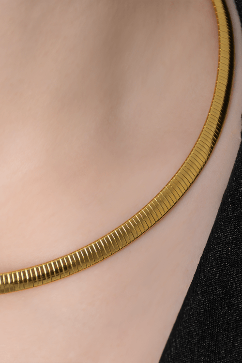 COLLAR RÍGIDO CON TEXTURA