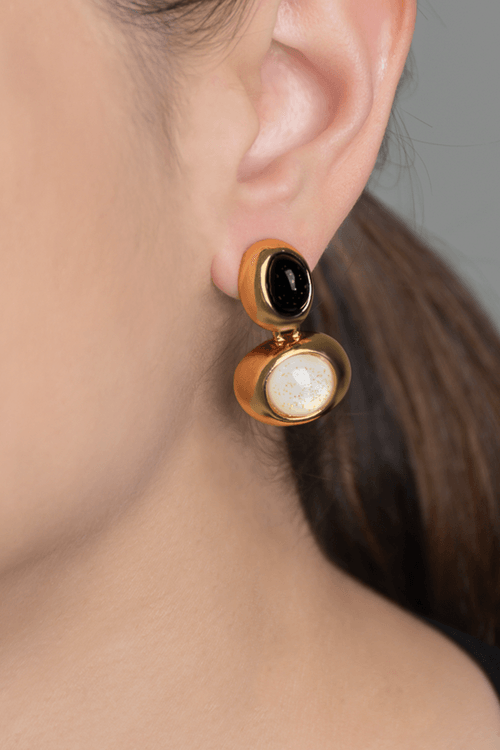 ARETES COLGANTES CON RELIEVE