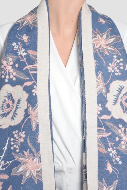 BUFANDA ESTAMPADA CON FLORES
