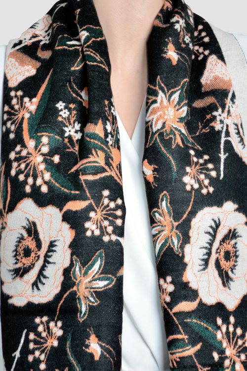 BUFANDA ESTAMPADA CON FLORES