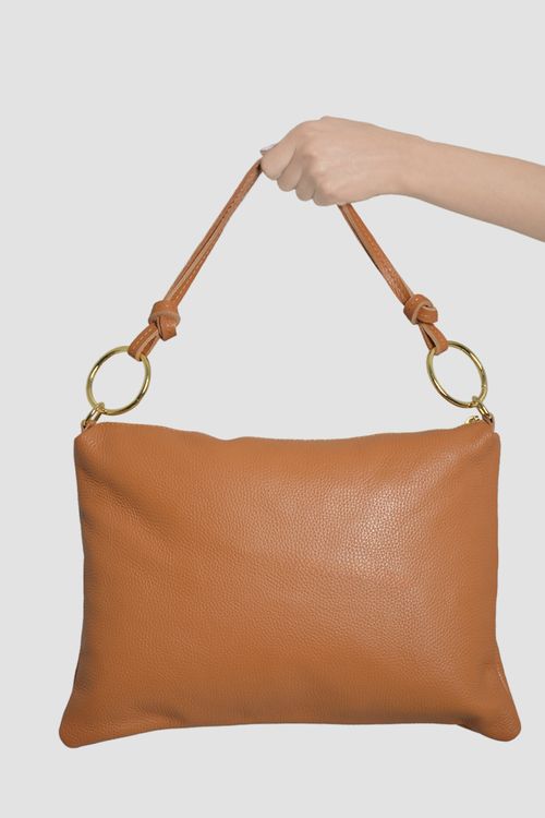 BOLSO MEDIANO CUERO AROS DORADOS