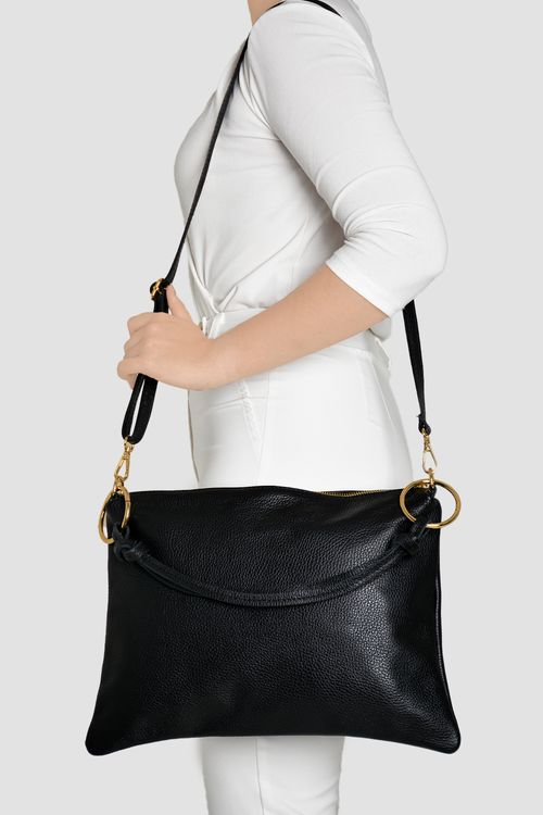 BOLSO MEDIANO CUERO AROS DORADOS