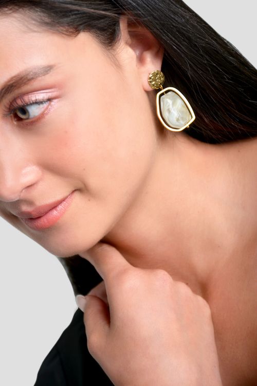 ARETES MUJER DISEÑO GEOMETICRO IRREGULAR