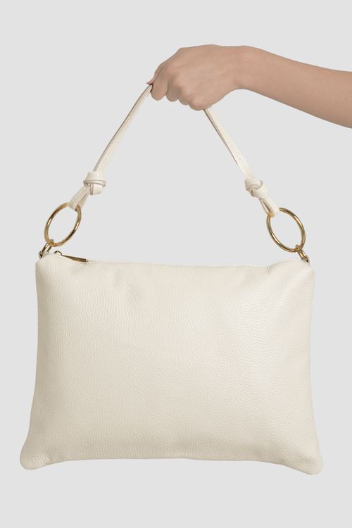BOLSO MEDIANO CUERO AROS DORADOS