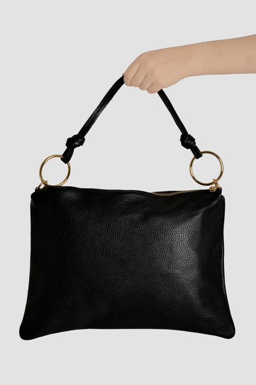 BOLSO MEDIANO CUERO AROS DORADOS