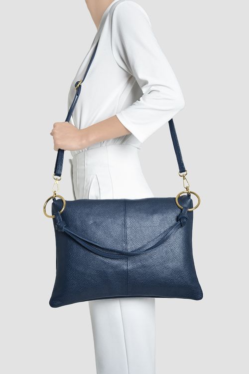 BOLSO MEDIANO CUERO AROS DORADOS