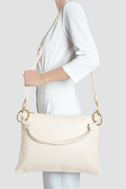 BOLSO MEDIANO CUERO AROS DORADOS