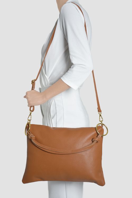 BOLSO MEDIANO CUERO AROS DORADOS